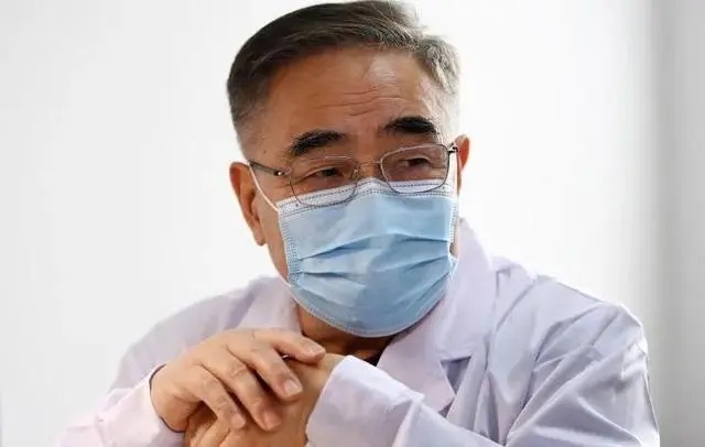 在天津中医药大学第一附属医院，张伯礼院士在给患者把脉、问诊