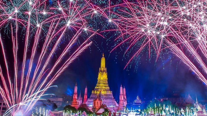 泰国曼谷郑王庙的新年烟花