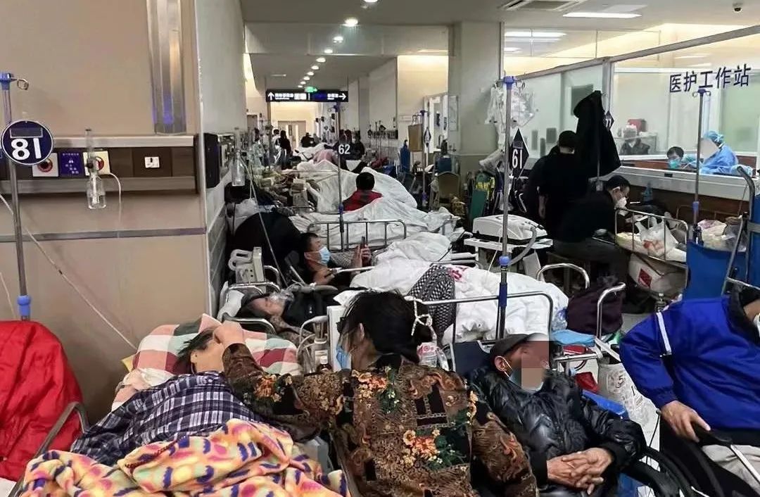 每天每个医生手上处理的危重留观患者在20-25人，其中一半是前一天来到抢救大厅的新病人 ...