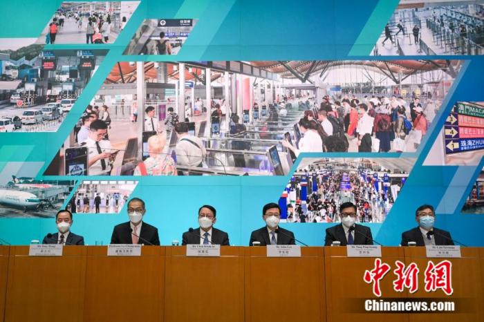 香港特区行政长官李家超(右三)5日带领一众特区政府官员公布香港与内地“通关”细节 ...