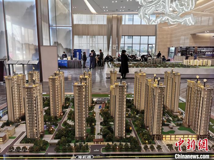 某商品房销售中心展示的楼房沙盘