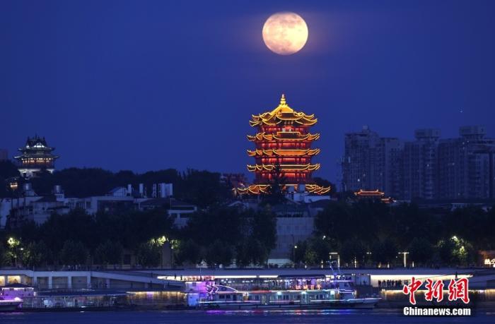 一轮“超级月亮”从黄鹤楼旁缓缓升起