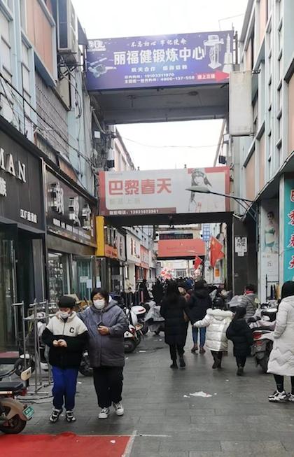 县城里又重新热闹了起来