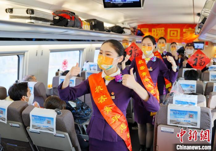 乘务员为旅客表演手势舞