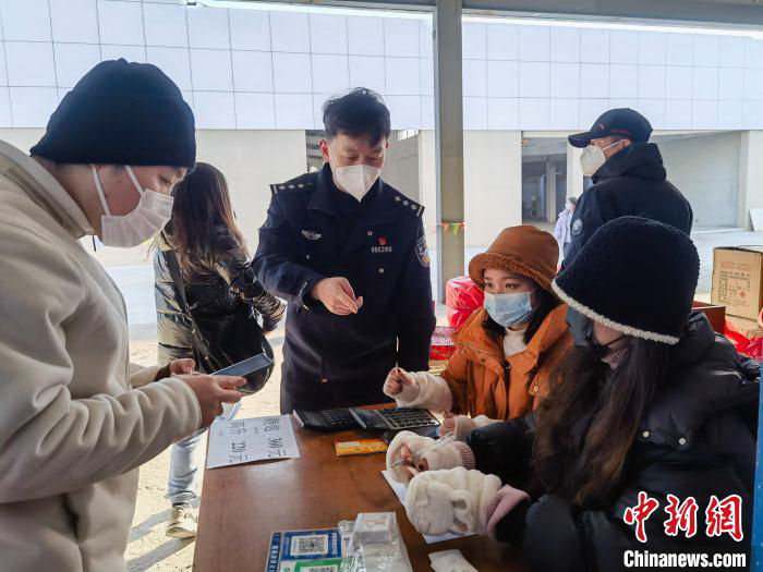 上海松江警方一边进行现场秩序维护，一边引导市民实名登记并发放安全宣传单页。　上海松江警方供图 ...