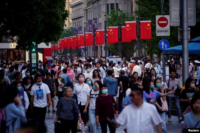 上海南京路上的行人