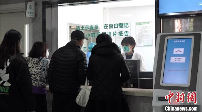 社区居民在登记准备CT检查