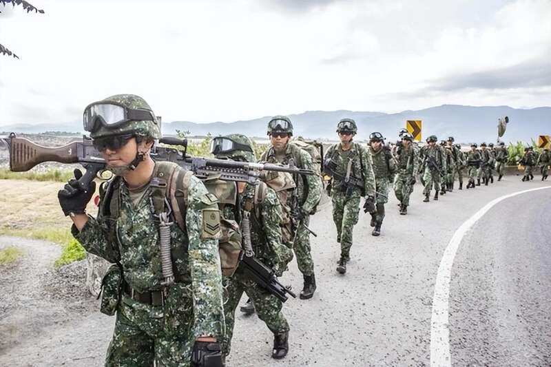行进中的军队
