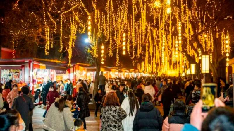西安，平时仅能容纳27万人的大唐不夜城，在初三当天直接涌进80万人