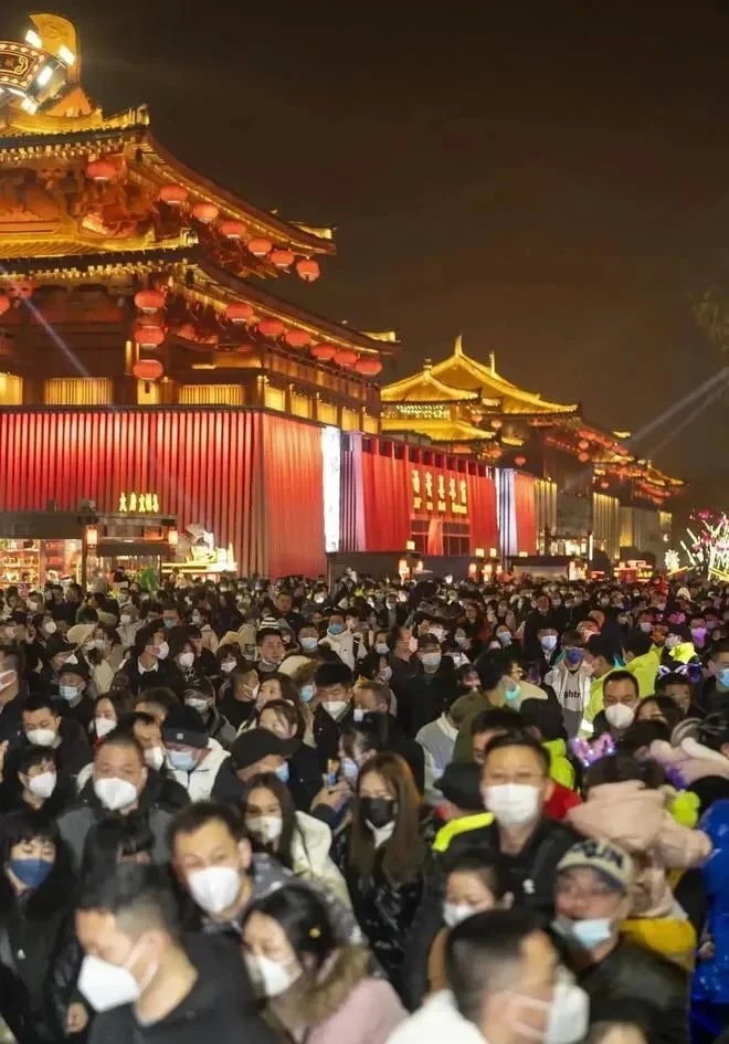西安，平时仅能容纳27万人的大唐不夜城，在初三当天直接涌进80万人 3.jpg