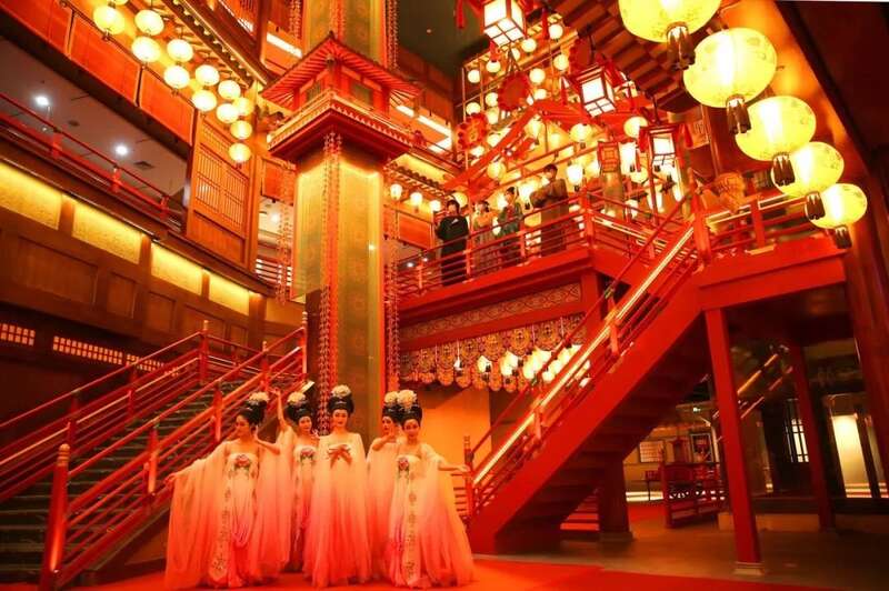 西安更是借力打力，顺势推出“长安十二时辰”沉浸式主题街区，打造出“热门剧集IP+沉浸式娱乐+主题餐饮”组 ...
