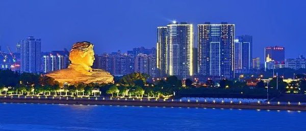橘子洲作为长沙的标志性建筑，这里的夜景很美，是长沙晚上最浪漫的地方之一 ...