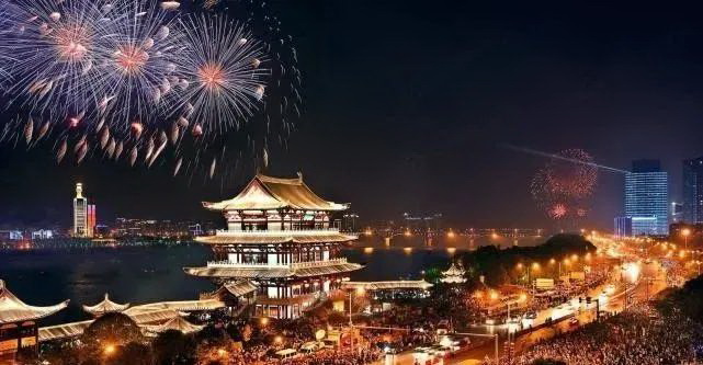 湘江两岸的主题灯光秀将长沙夜空装扮得流光溢彩