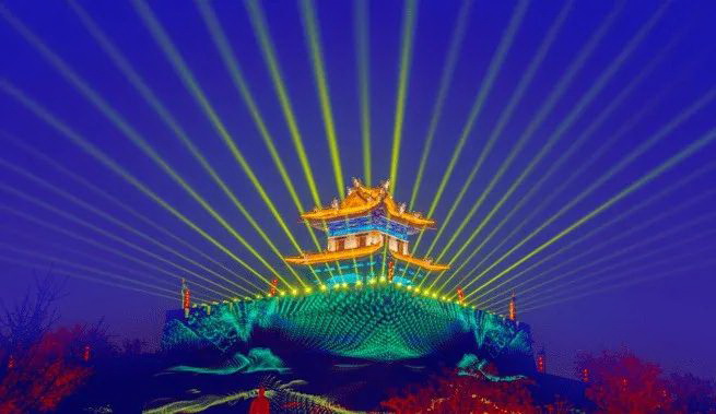 西安的夜景以盛唐文化为背景，唐风元素为主线，璀璨的灯光再搭配各种音乐、歌舞及水秀表演，让你有种穿越到 ...