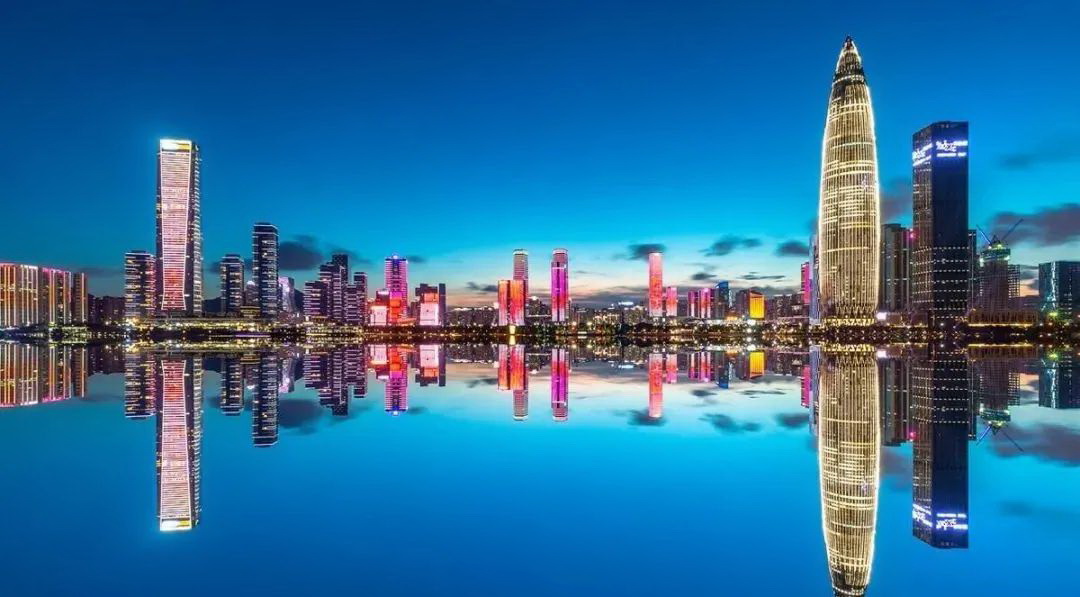 夜晚的深圳更是美轮美奂，灯光设计有其独特的魅力