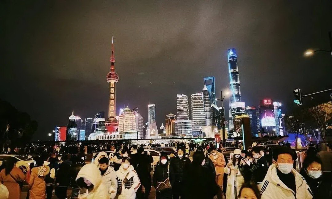 夜上海的魅力就风靡世界，如今魔都的夜景更是无与伦比，霓虹灯亮起，浦江两岸灯光璀璨，夜色美轮美奂，五彩 ...