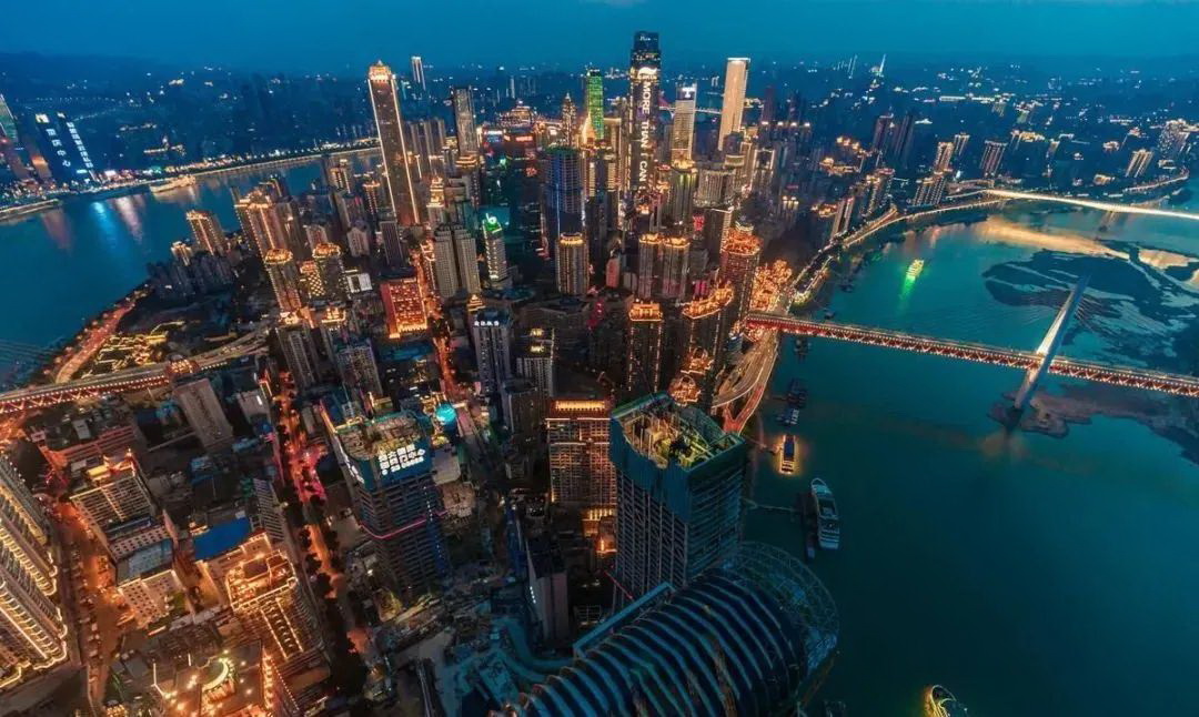 重庆是一座著名的山地城市、知名的网红，和很多光鲜亮丽但千篇一律的城市相比，重庆地形魔幻，自带江湖气息 ...