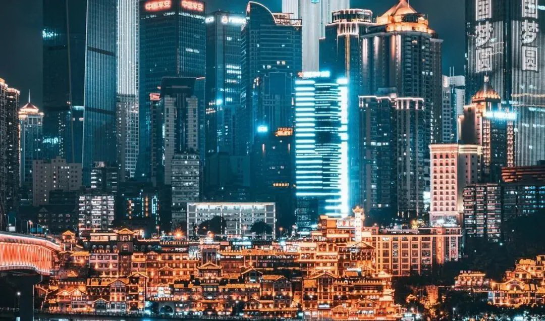 洪崖洞夜色是重庆著名的一景，最具特色吊脚楼依江而建，夜幕中的洪崖洞灯火辉煌，像极了奇幻世界，站在楼顶 ...