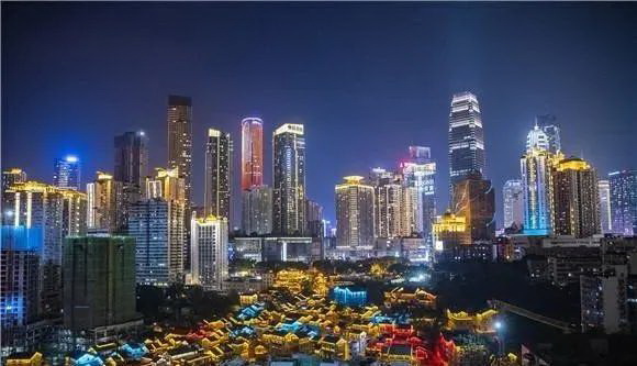 重庆经典老街区十八梯的夜景，街区中的店铺沿着山势错落有致，咖啡店、美食铺、西餐馆……尽显山城层峦叠嶂 ...