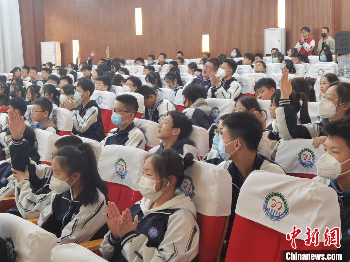 太原市第二十七中学的学生们踊跃举手发言。