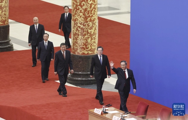 新任总理李强会与副总理一同出席记者会，与记者见面。国务院副总理丁薛祥、何立峰、张国清、刘国中坐在主席 ...