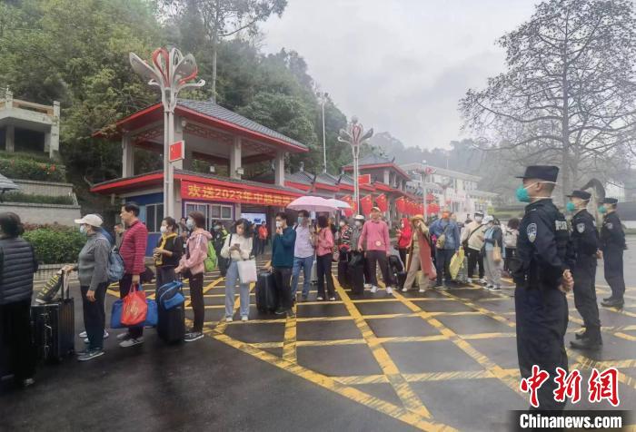 中国旅游团在中越零公里交界等候出关