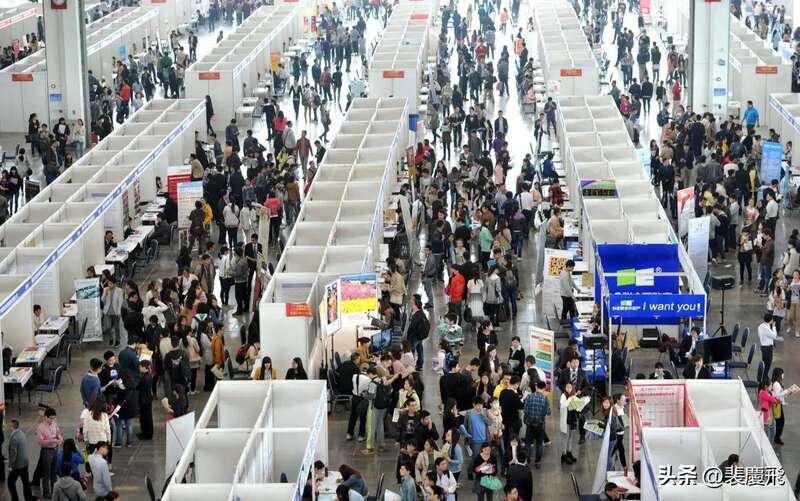 2022年大学生毕业人数为1076万，而真正的就业人数仅为254万，2023届全国普通高校毕业生规模预计达1158万， ...