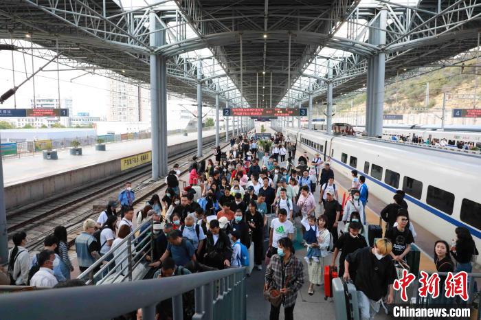 图为大理站“五一”假期客流量较大