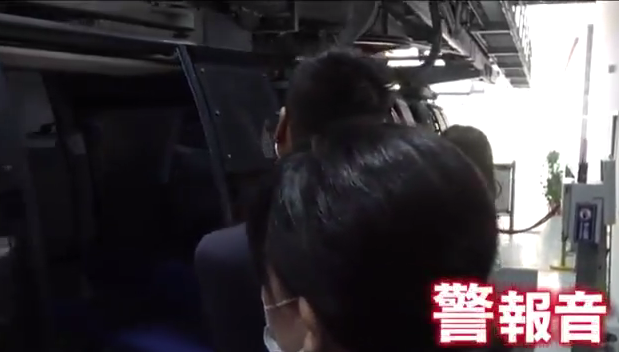 有人为了坐缆车排队30分钟，好不容易快排到了，突然警报响了。原来是风太大，缆车摇晃得厉害，为了保障安全 ...