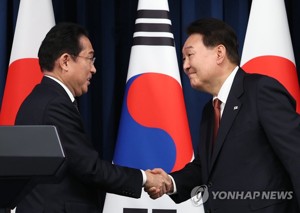 5月7日，在首尔龙山总统府，韩国总统尹锡悦（右）与日本首相岸田文雄在记者会后握手 ... ...