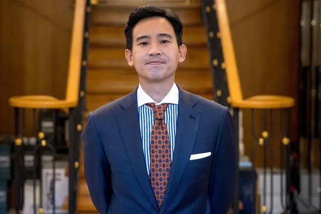 泰国曼谷，在一家餐馆门口，泰国远进党党魁和总理候选人皮塔等待与潜在的联盟伙伴会面 ... ...