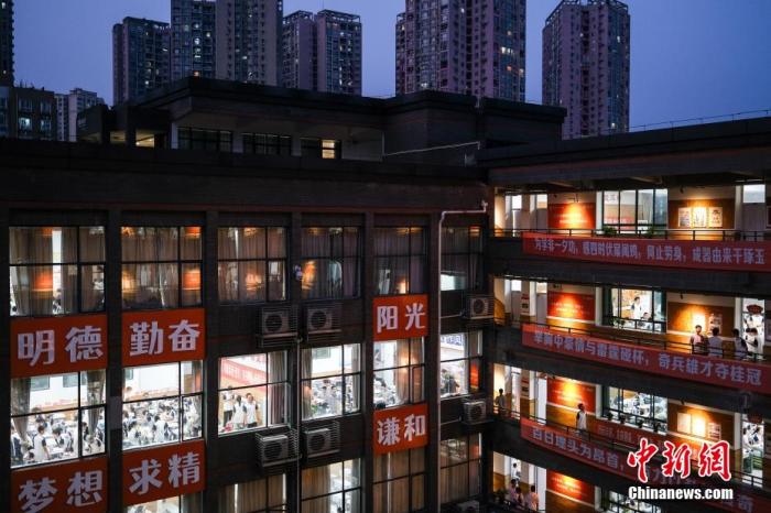 教室外走廊里，老师们为考生们答疑解惑，助力学生迎战高考