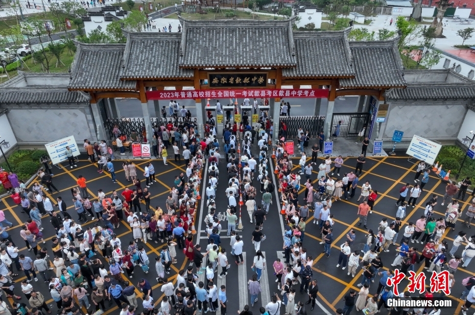 在安徽省黄山市歙县考区歙县中学考点，考生有序进入考场
