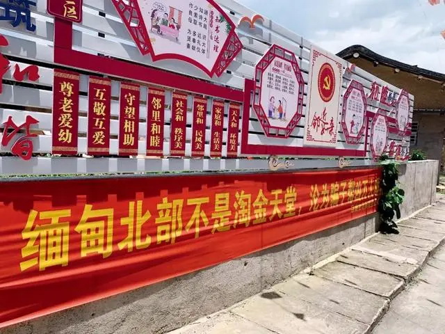 福建安溪境内，多处都挂着反电诈、打击偷私渡的横幅