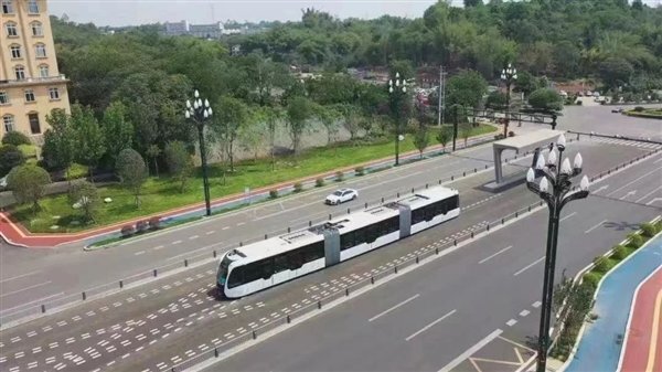 中国最长的虚拟轨道列车开始载客