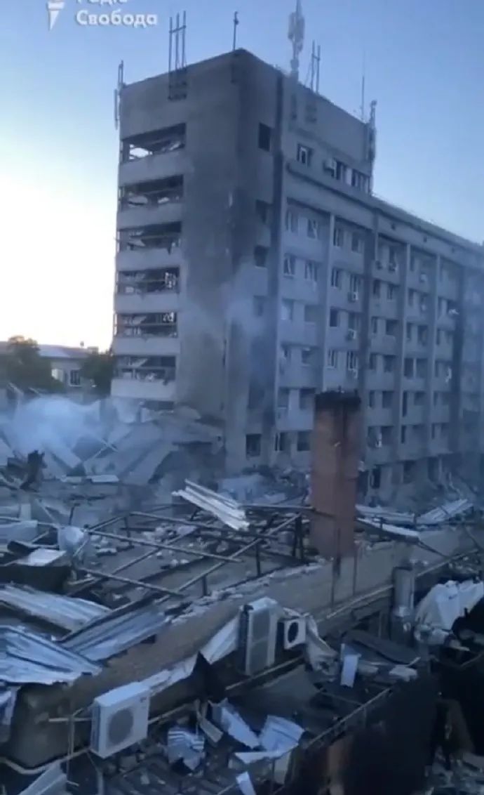 弹着点是下面平房中的餐馆，而后面大楼据称是西方佣兵兵营