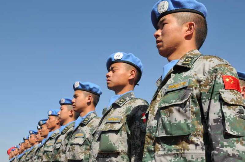 应该在联合国的帮助下，组成一个联合的维和队伍