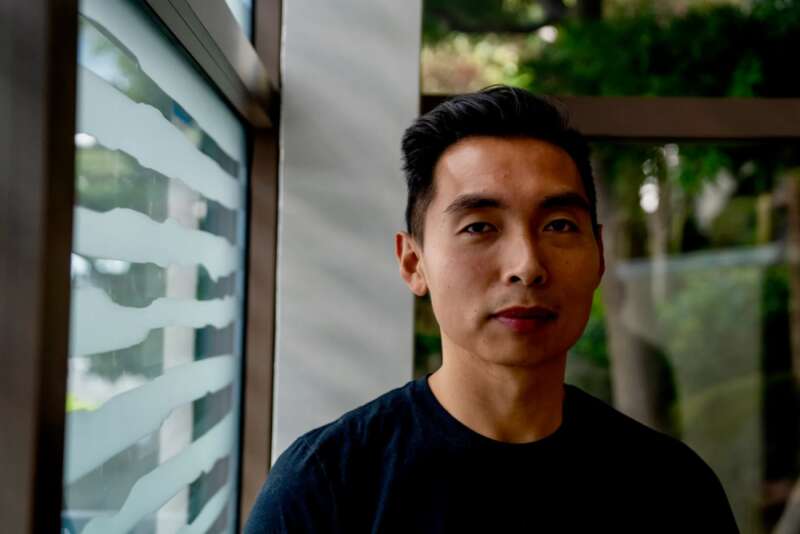 朱浩然说，自己因为提出针对亚裔的歧视投诉而被解雇
