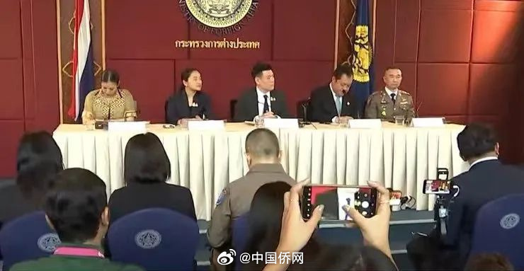 泰国外交部局势指挥中心召开新闻发布会，公布暹罗百丽宫购物中心枪击案的最新情况 ...