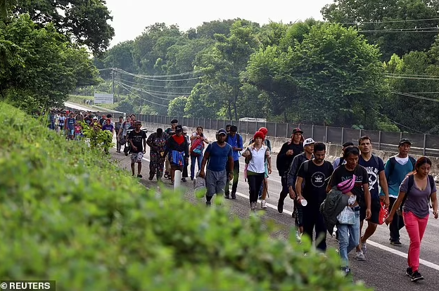 60万人入境美国扛不住了规模最大的一次来了