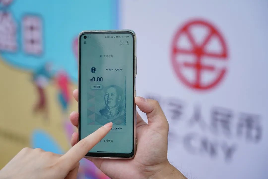 工作人员引导游客开通数字人民币钱包