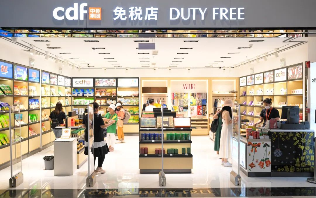 三亚凤凰国际机场国际航站楼内的免税店