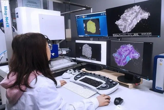 中国科学院地质与地球物理研究所扫描电镜与电子探针实验室工程师原江燕在分析嫦娥五号月壤成分 ...