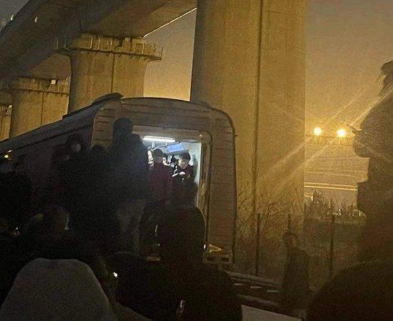 被困乘客被引导下车