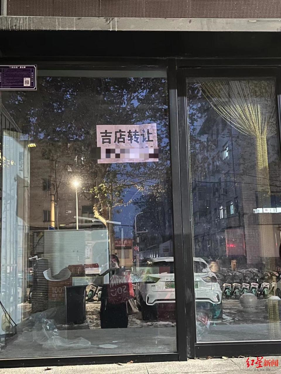 张店区街边挂出转让信息的烧烤店