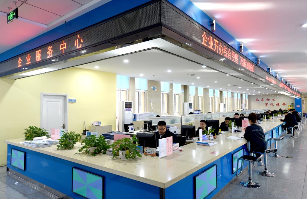 群众在河北省邯郸市邱县企业服务中心办理业务