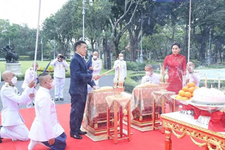 泰王在春节祭祖
