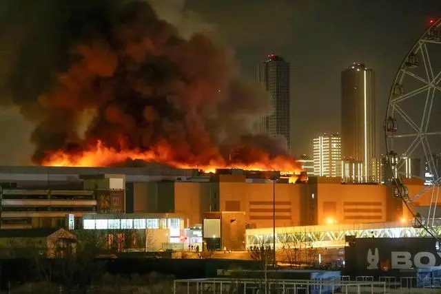 俄罗斯莫斯科近郊克拉斯诺戈尔斯克市拍摄的火光中的“克罗库斯城”音乐厅 ...