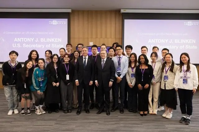 4月24日上午，布林肯在上海纽约大学与该校师生交流