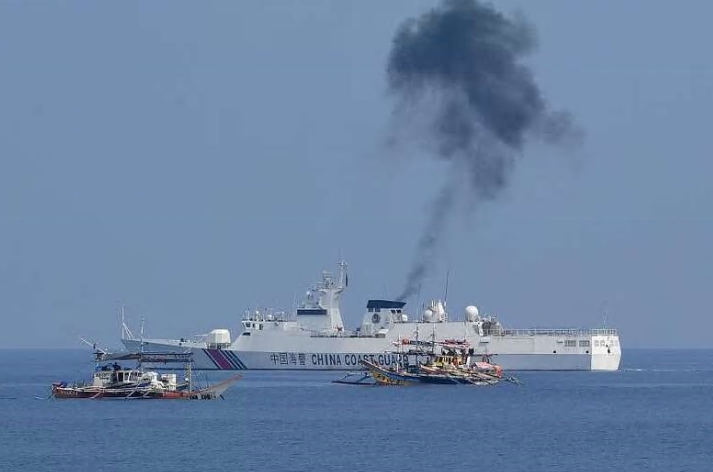 中国海警与菲律宾民船